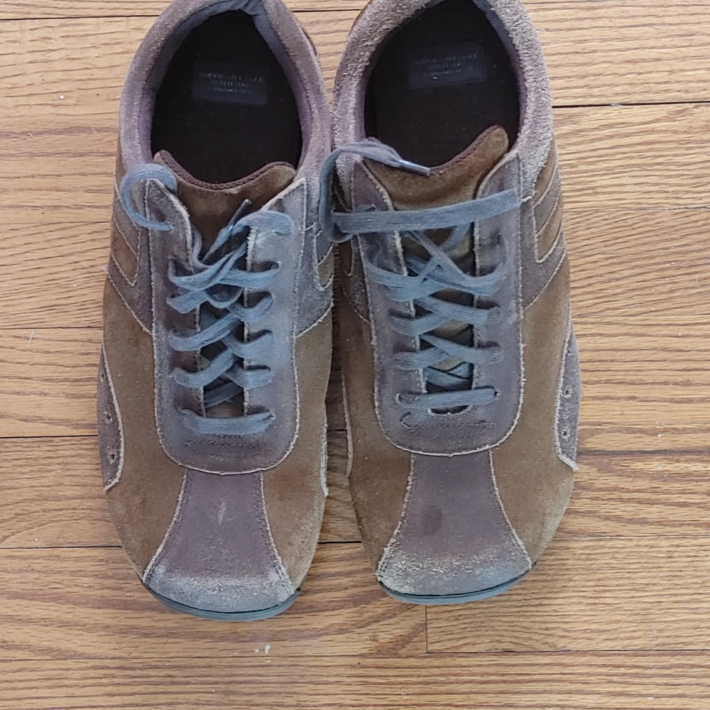 Men's bowling style shoe.